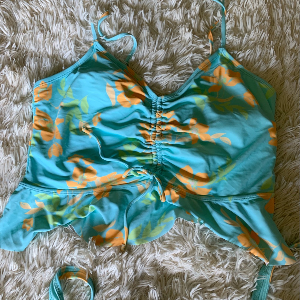 NWOT tankini adjustable straps. Ruffles n bottom and gathered front.